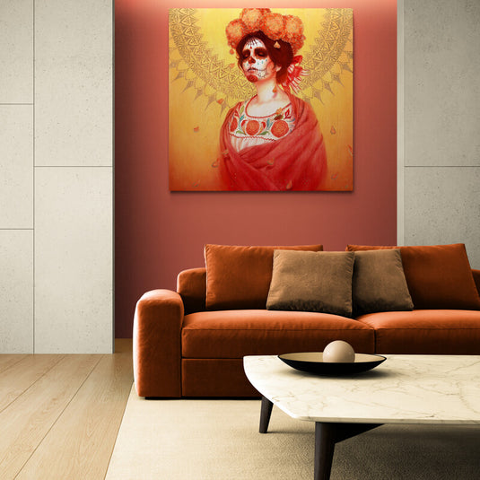 Pintura de Catrina con mantón rojo y corona de flores bajo un patrón dorado.