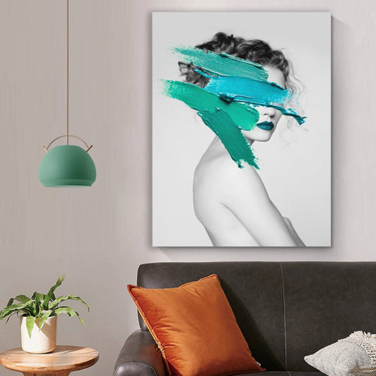 Retrato Conceptual en Blanco y Negro de Mujer con Pincelada Turquesa Cubriendo los Ojos, Simbolizando Censura y Ocultamiento