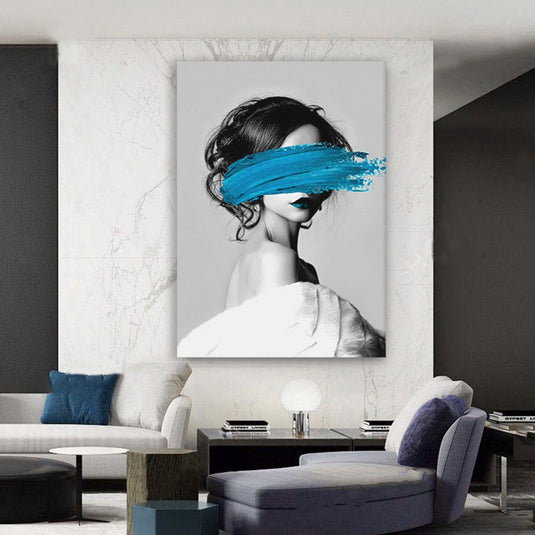 Retrato Artístico en Blanco y Negro de Mujer con Pincelada Azul Sobre los Ojos como Metáfora de la Censura