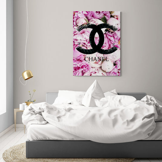 Símbolo icónico adornado en encaje sobre un fondo de pétalos de rosa.