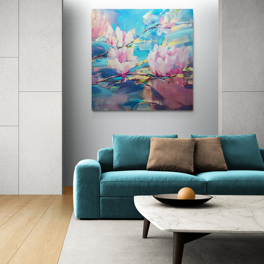 Pintura abstracta de flores en tonos rosas y azules con efecto espejo