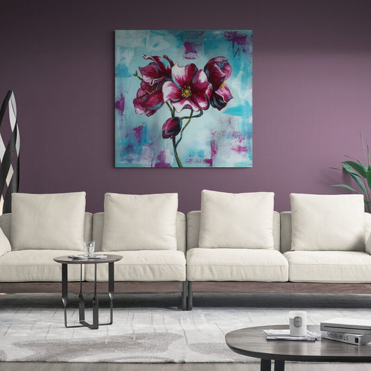 Pintura al óleo de flor en tonos magenta sobre fondo abstracto azul