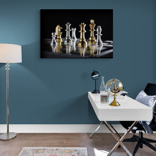 Piezas de ajedrez en blanco, negro y dorado sobre tablero reflectante con sombras marcadas