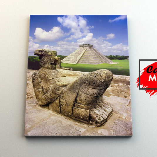 Chac Mool y Pirámide de Kukulkán en Chichén Itzá, bajo un cielo azul.