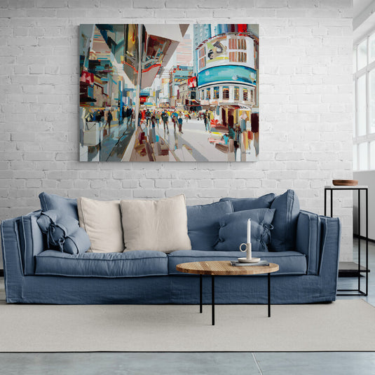 Pintura de una concurrida calle urbana con reflejos en vitrinas y arquitectura moderna.