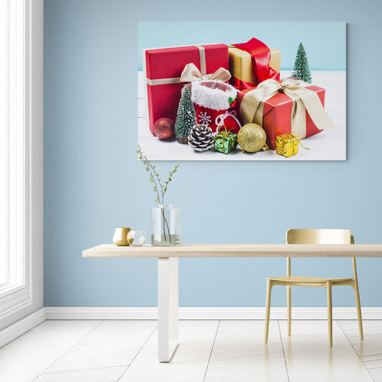 Regalos navideños con adornos y árboles en fondo azul