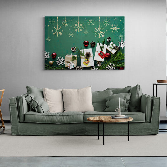 Superficie verde con regalos blancos, detalles de piñones, ramas de pino, esferas festivas y copos de nieve