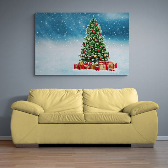 Árbol navideño con esferas rojas y doradas, nieve escarchada y regalos contrastantes bajo cielo nevado