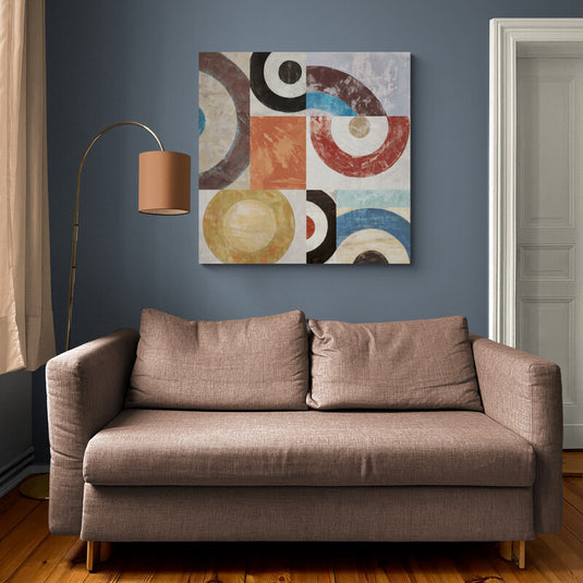 Cuadro abstracto con patrones geométricos retro en una sala de estilo clásico con sofá marrón