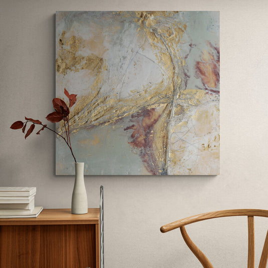 Pintura abstracta con detalles en hoja de oro y tonos terrosos.