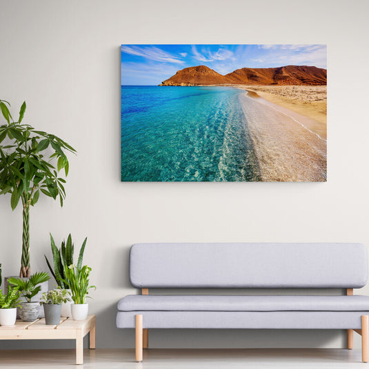 Playa tranquila con agua turquesa y montañas