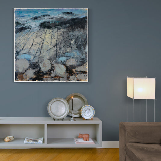 Pintura abstracta de acantilado con tonos grises, azules y negros, representando la fuerza del mar y la erosión en un paisaje dramático. Decoración artística para espacios modernos e industriales.