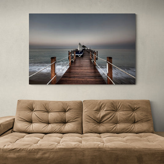 otografía de muelle vacío al amanecer con sombrillas cerradas y tonos suaves de luz