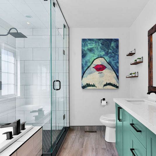 Cuadro moderno de rostro bajo agua con labios rojos y fondo azul turquesa.