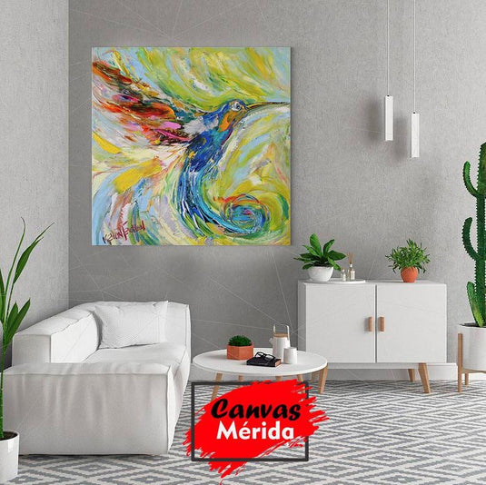 Colibrí multicolor en vuelo con fusiones de azules, rojos, rosados y verdes sobre fondo de tonalidades verdes y amarillas pintadas sutilmente