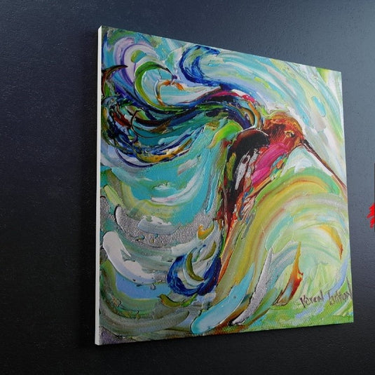 Colibrí fucsia en estilo painting sobre fondo de azules, verdes y amarillos