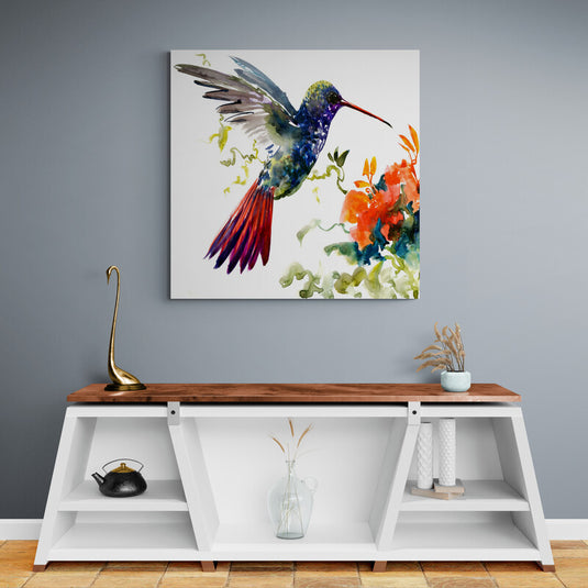 Colibrí de plumas rojas, azules y verdes en vuelo junto a flores naranjas sobre fondo blanco