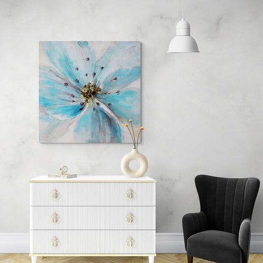 Pintura abstracta de flor con tonos azules y detalles dorados