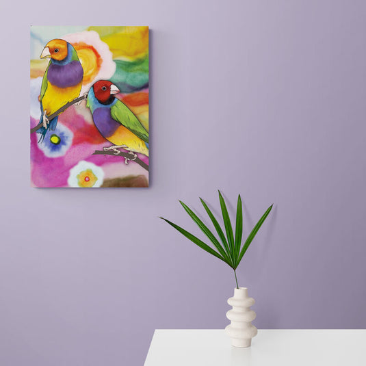 Cuadro decorativo con fondo multicolor y pájaros vibrantes posados en ramas