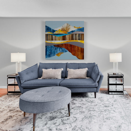 Pintura abstracta de paisaje con tonos dorados, azules y marrones reflejando el Río Colorado en una composición moderna y geométrica. Decoración sofisticada para interiores.