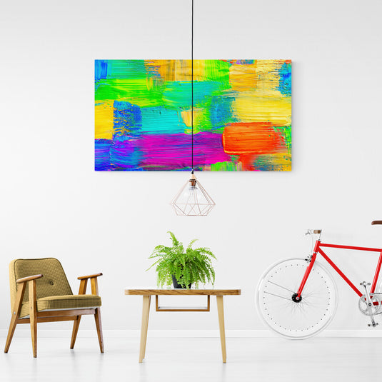 Pintura abstracta colorida en un interior moderno y minimalista.