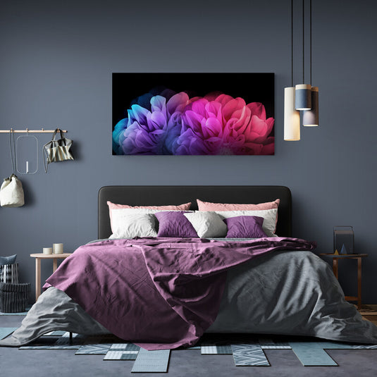 "Flores luminosas en tonos azules y rosas sobre fondo oscuro"