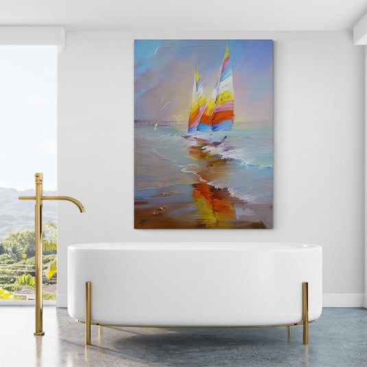 Pintura al óleo de veleros con velas coloridas reflejadas en el agua al atardecer.