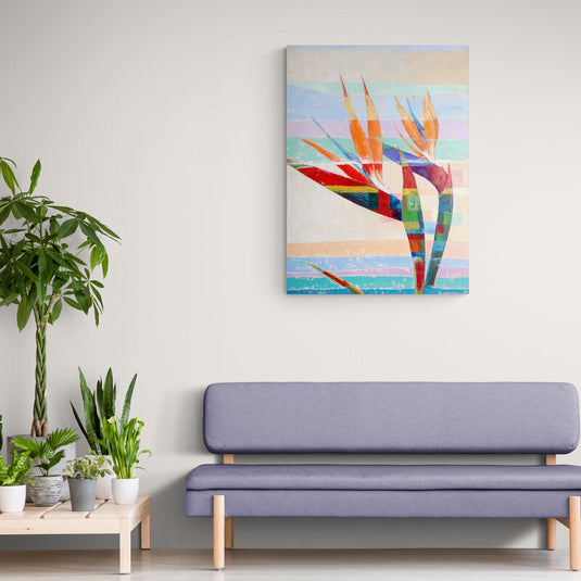 Cuadro decorativo de patas de pájaro con plumas multicolores sobre fondo de rectángulos cromáticos en tonos arena, azul, rosa y aguamarina