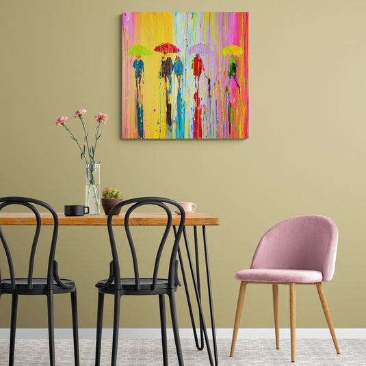 Pintura colorida de figuras con paraguas en un día lluvioso.