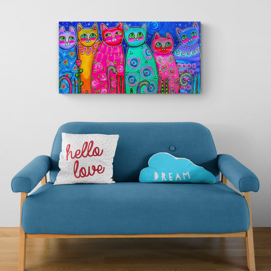 Gatos coloridos con patrones festivos