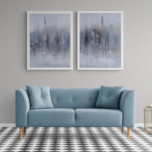 Dúo de cuadros abstractos en azul y gris sobre sofá azul claro.