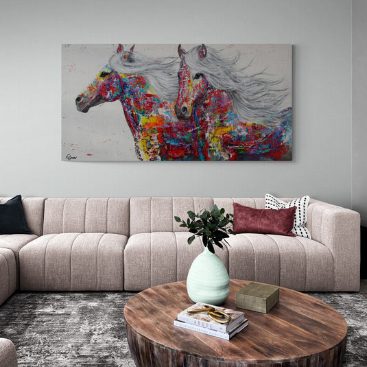 Caballos galopantes en colores vibrantes