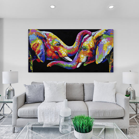 Elefantes coloridos con trompas entrelazadas