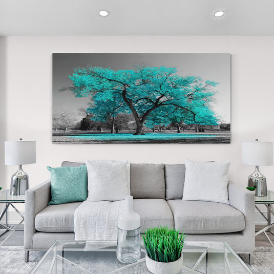 Árbol grande y frondoso en tono turquesa sobre fondo blanco y negro.