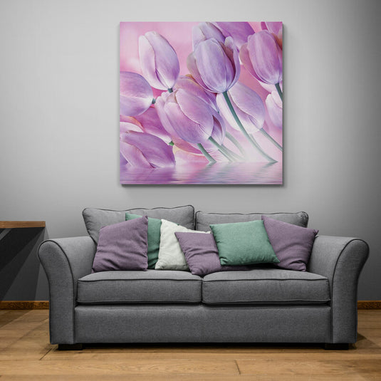 Cuadro decorativo: tulipanes lilas sobre fondo rosa evocando primavera y serenidad