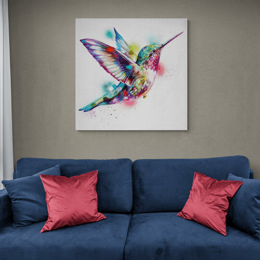 Colibrí multicolor con alas extendidas en tonos morado, fucsia, azul, turquesa, amarillo, rojo y verde sobre fondo blanco en cuadro decorativo