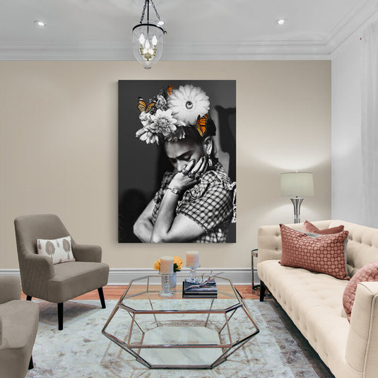 Retrato en Blanco y Negro con Flores y Mariposas