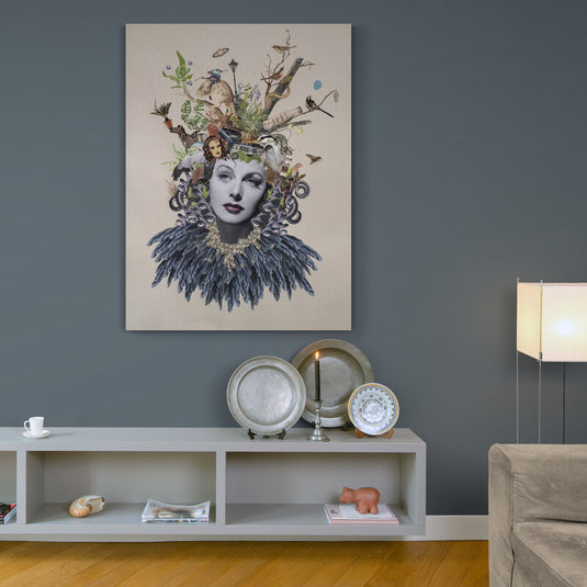 Mujer con plumas en el pecho y elementos naturales en la cabeza sobre fondo beige en cuadro decorativo