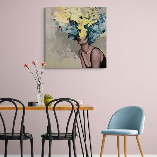 Pintura de figura contemplativa con cabeza de flores abstractas en azules y amarillos