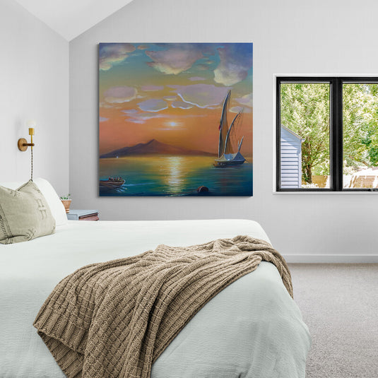 Pintura de velero con velas blancas en mar calmado bajo cielo de atardecer con nubes y montaña