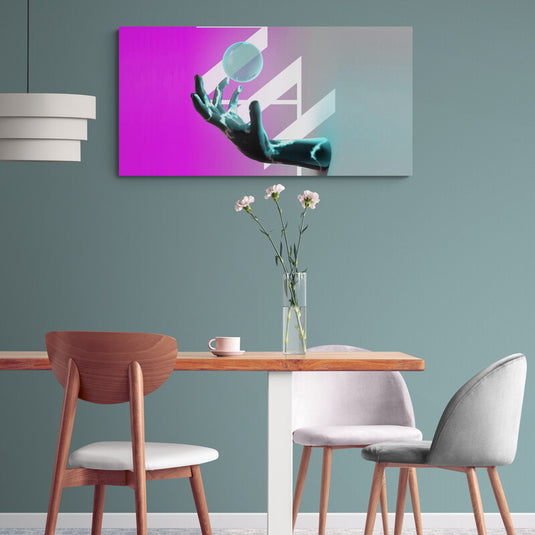 "Mano sosteniendo un círculo sobre fondo lila con degradado azul y gris en cuadro decorativo"