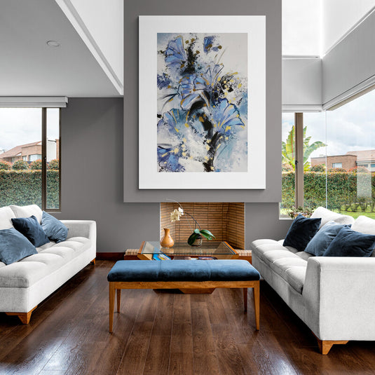 Pintura abstracta con flores en tonos de azul y salpicaduras de amarillo