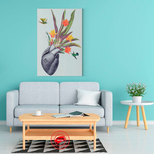 Cuadro decorativo con corazón gris en fondo claro, rodeado de flores naranjas y amarillas con colibríes en vuelo
