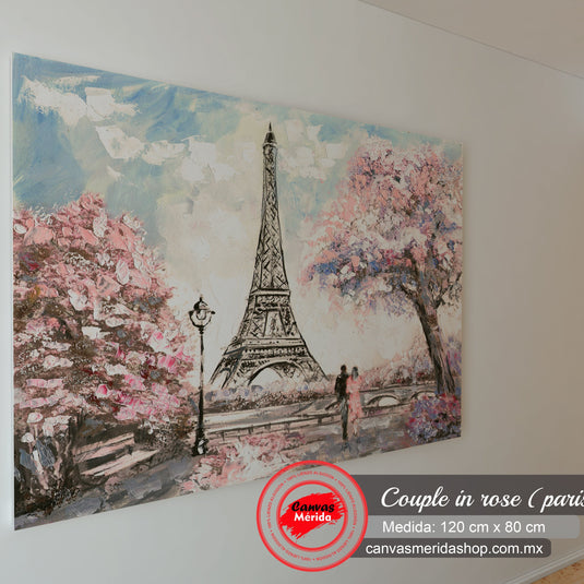 "Cuadro_decorativo_pareja_admirando_Torre_Eiffel_enmarcada_por_árboles_rosados_y_morados