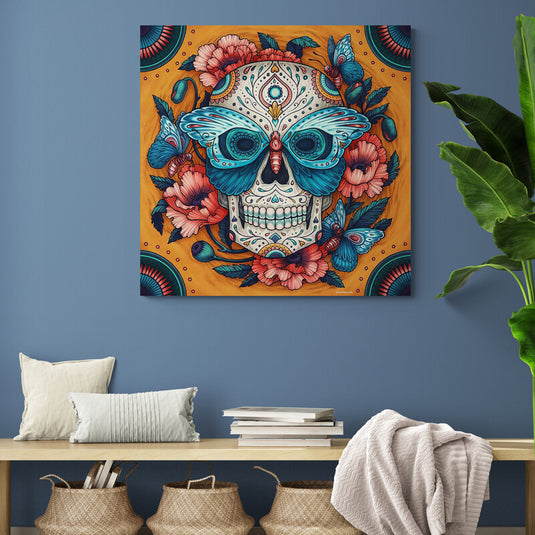 Calavera decorativa con flores y mariposas sobre fondo amarillo
