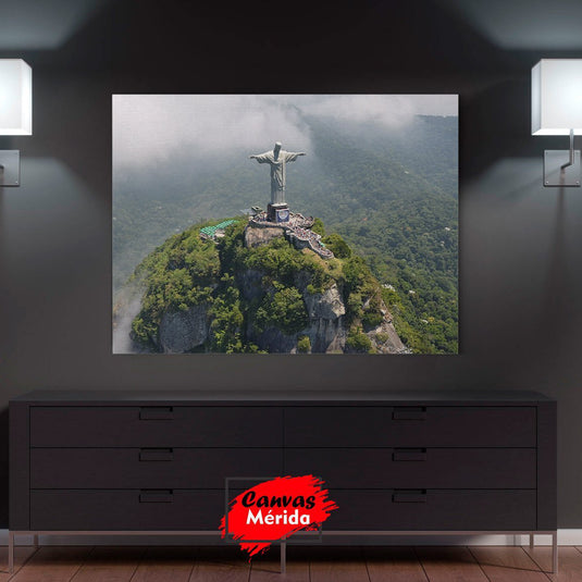 Vista aérea del Cristo Redentor en Río de Janeiro rodeado de nubes y selva.