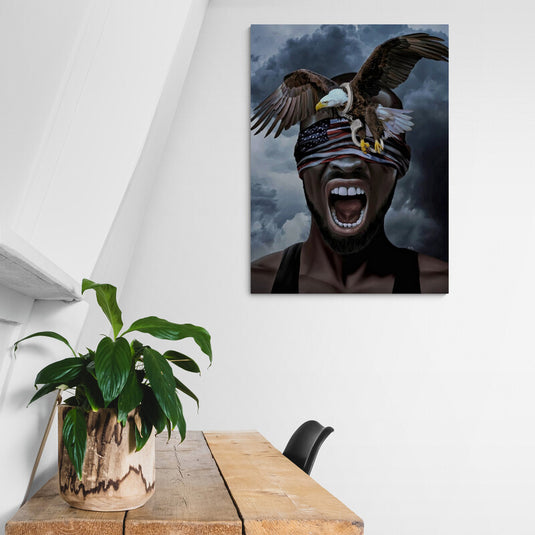 Hombre de color con ojos vendados y águila encadenada sobre fondo de nubes grises en cuadro decorativo
