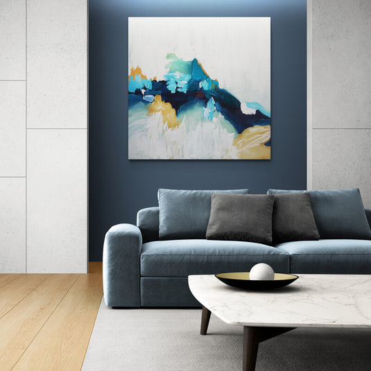 Paisaje abstracto en tonos azules y dorados con pinceladas fluidas sobre fondo blanco.