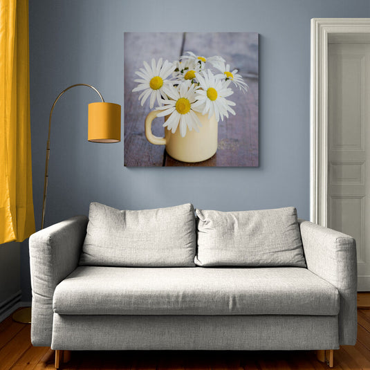 Margaritas blancas frescas en una taza de color crema sobre fondo de madera rústica