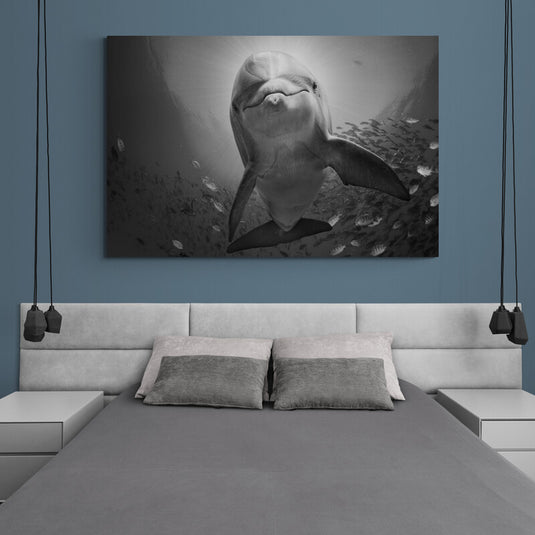 Fotografía en blanco y negro de una beluga sonriendo con luz del sol filtrándose en el agua.